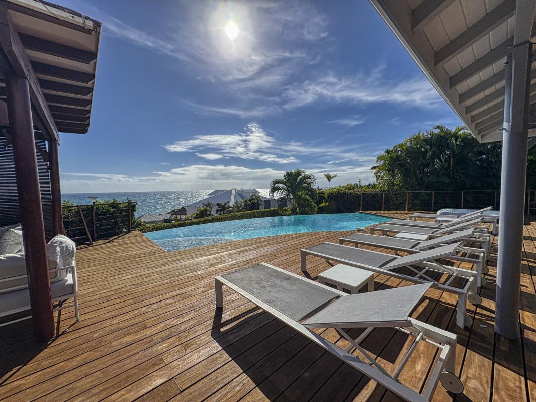 38.Location villa piscine Sainte Anne Guadeloupe_Terrasse Piscine Mer